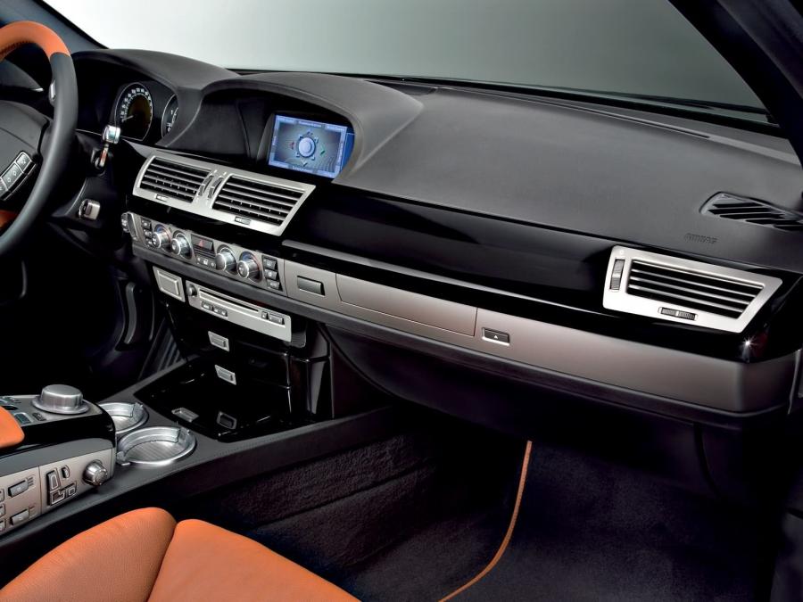 Детали интерьера BMW 730d Special Edition Exclusive 2006 года  (фото 8 из 9)